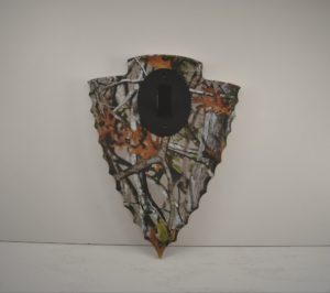 Arrowhead plaque with skull hanger in vista camo.